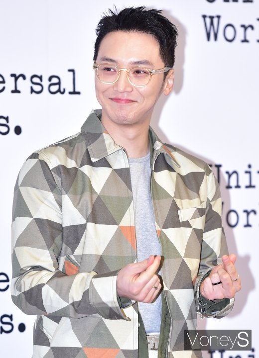 [머니S포토] 변요한 '상남자에게는 어색한 손가락 하트'