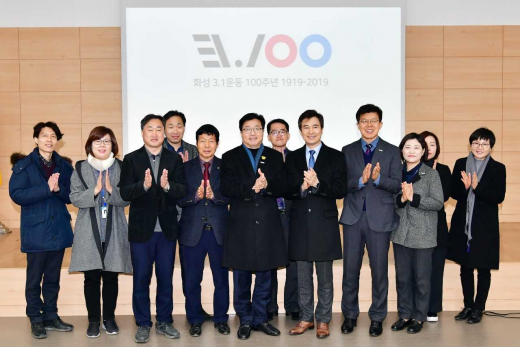 ▲ 염태영수원시장, 서철모 화성시장과 두 지자체 관계자들이 기념촬영을 하고 있다. / 사진제공=수원시 