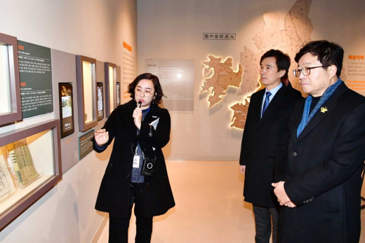 ▲ 염태영수원시장(오른쪽)과서철모 화성시장이 제암리 3.1운동 순국기념관에서 화성시에서일어난 3.1운동에 대한 설명을 듣고 있다. / 사진제공=수원시