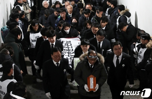 9일 오전 서울 종로구 서울대병원 장례식장에서 엄수된 청년 노동자 고 김용균 씨의 발인식 모습./사진=뉴스1DB