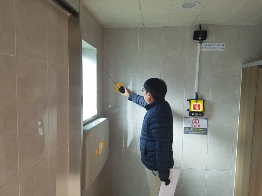 ▲ 불법 촬영 장치 조사. / 사진제공=양주시
