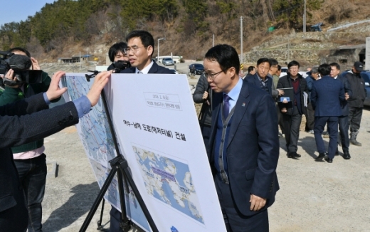 박성호 경남도지사 권한대행(오른쪽)이 남해~여수 해저터널 예정지인 서면 상남항에서 노영식 남해부군수의 브리핑을 청취하고 있다./사진제공=남해군