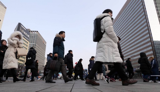 서울 광화문네거리에서 시민들이 출근길 발걸음을 옮기고 있다./사진=머니투데이DB