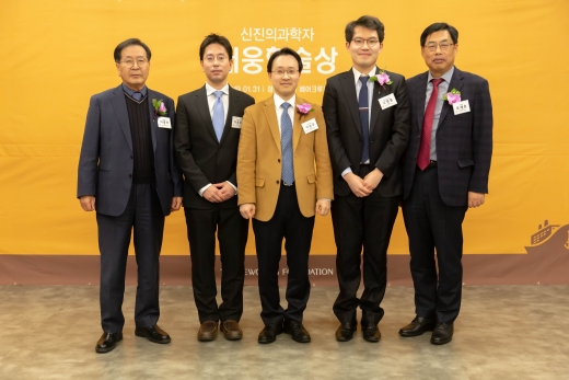 사진 왼쪽부터 이종욱 대웅제약 고문, 이용호교수(연세대학교 세브란스병원 내분비내과), 이승주교수(서울아산병원 신경외과), 고현용박사(한국과학기술원 의과학대학원 의과학과), 윤재춘 대웅 사장. /사진=대웅재단