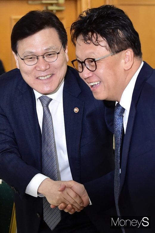 [머니S포토] P2P 공청회, 인사 나누는 최종구-민병두