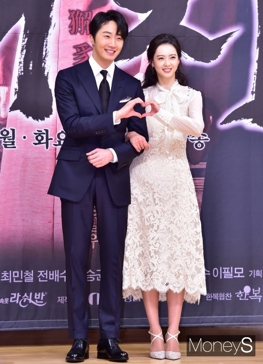 [머니S포토] 정일우-고아라 '사랑을 가득 담은 하트'