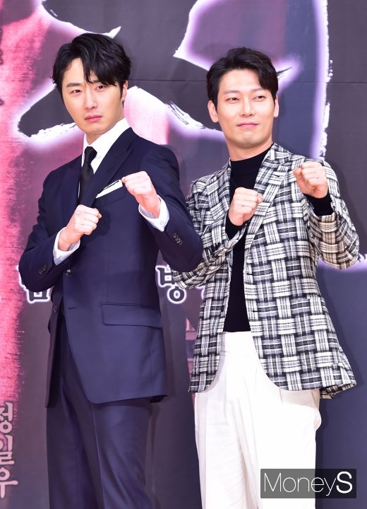 [머니S포토] 정일우-박훈, 남자는 주먹