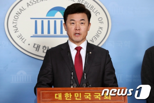 윤영석 자유한국당 의원이 10일 오전 서울 여의도 국회 정론관에서 2.27 전당대회 최고위원 출마 기자회견을 하고 있다. /사진=뉴스1