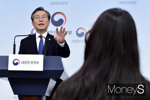 [머니S포토] 성윤모 장관 답변