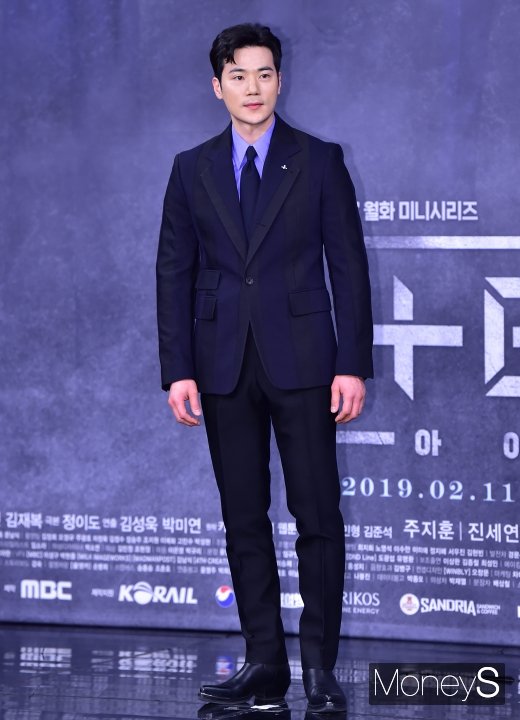 [머니S포토] 김강우, 딱 떨어지는 슈트핏