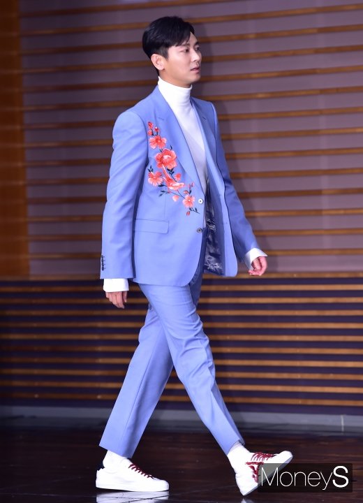 [머니S포토] 주지훈, 시선 잡는 꽃무늬 패션