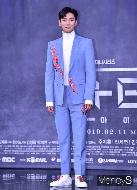 [머니S포토] 주지훈, 꽃무늬 재킷도 소화하는 비주얼