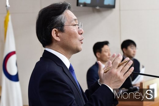 [머니S포토] 규제 샌드박스 입 뗀 성윤모 산업부 장관