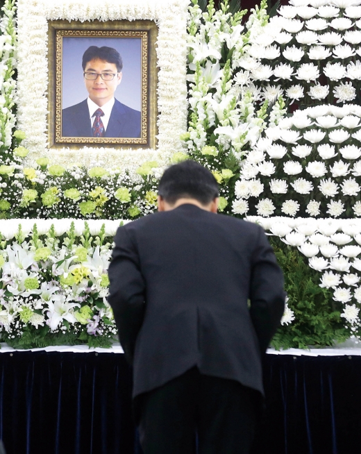 윤한덕 중앙응급의료센터장의 영결식이 엄수된 지난 10일 아주대병원 권역외상센터장 이국종 교수가 묵념하고 있다. /사진=뉴시스