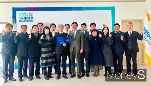 5·18 광주민주화운동의 북한 배후설 망언과 관련해 더불어민주당 목포시지역위원회가 성명서를 내고 규탄하고 있다./사진=목포시지역위원회 제공