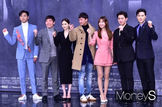 [머니S포토] 주지훈-박원상-김유리-김성욱 감독-진세연-오승훈-김강우 '힘찬 파이팅!'