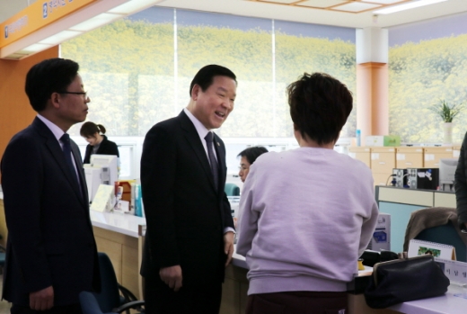 기찬수 병무청장(가운데)이 11일 부산병무청 민원실을 방문하여 민원인과 상담하고 있다./사진제공=부산병무청