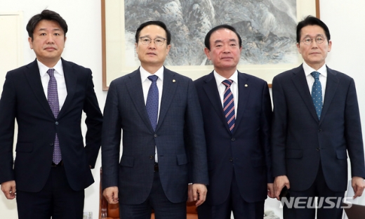 한국당 '5.18 발언'과 관련하여 11일 서울 여의도 국회 운영위원장실 회동한 왼쪽부터 유의동 바른미래당 원내수석부대표, 홍영표 더불어민주당, 장병완 민주평화당, 윤소하 정의당 원내대표가 기자들에게 논의한 대책을 말하고 있다. /사진=뉴시스