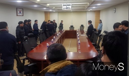 사회적대타협기구 3차 회의를 준비하기 위해 관계자들이 착석하고 있다. /사진=채성오 기자