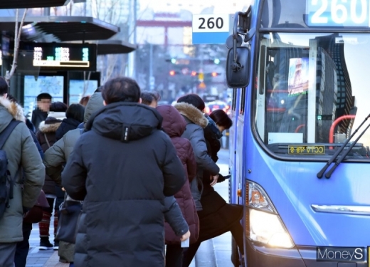 기해년 새해 첫 출근길에 나선 시민들이 지난달 2일 서울 종로구 광화문 네거리에서 버스에 탑승하고 있다. /사진=임한별 기자