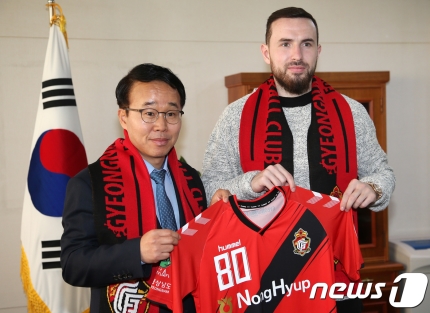경남 FC가 11일 조던 머치(오른쪽)을 영입했다고 발표했다. /사진=뉴스1(경남도청 제공) 