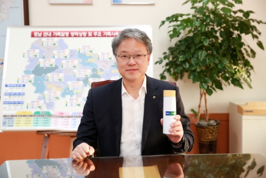 지난 11일 플라스틱 사용을 줄이기 위한 '플라스틱 프리챌린지' 캠페인에 동참한 하명곤 농협경남본부장. /사진제공=경남농협