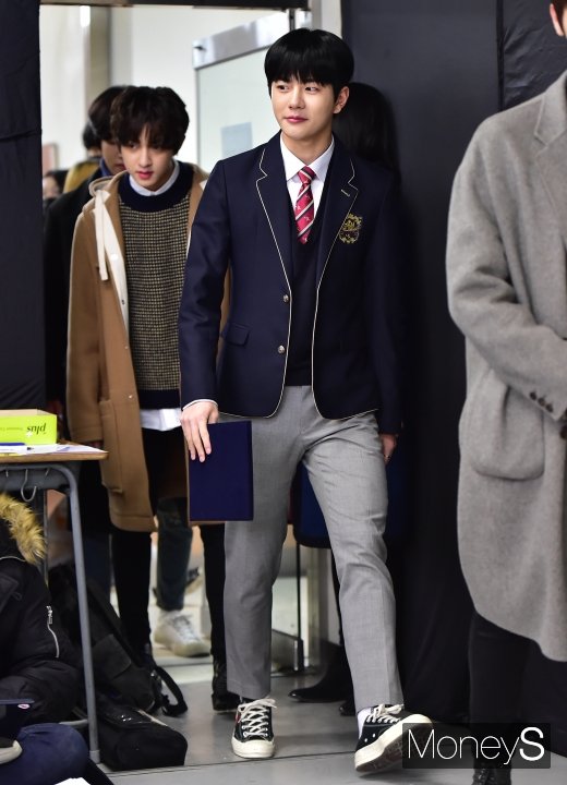 [머니S포토] 골든차일드 보민 '졸업장 들고 당당하게'