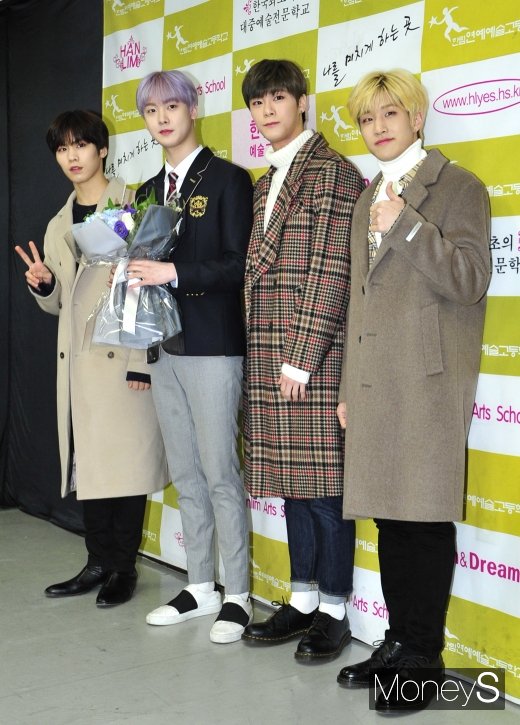 [머니S포토] 아스트로 라키-문빈-진진 '막내 산하야 졸업 축하해'