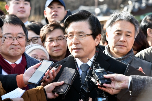 황교안 전 국무총리가 지난 9일 오후 경북 구미시 상모동 박정희 전 대통령 생가를 방문, 추모관에서 참배를 마친 뒤 취재진의 질문에 답하고 있다. /사진=뉴시스 DB