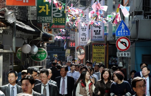 서울 중구 다동의 식당밀집지역에 식사를 하기위한 직장인들이 몰려 붐비고 있다./사진=머니투데이DB @머니S MNB, 식품 외식 유통 · 프랜차이즈 가맹 & 유망 창업 아이템의 모든 것