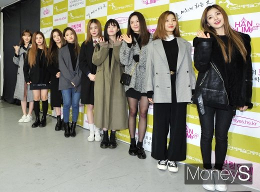 [머니S포토] 프로미스나인 '채영이 졸업 축하하러 왔어요'