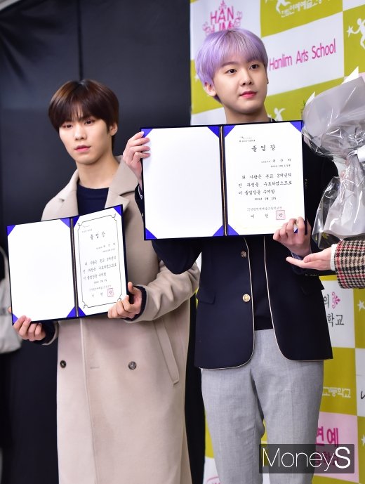 [머니S포토] 아스트로 윤산하 '작년에 졸업식 불참한 라키와 함께~'