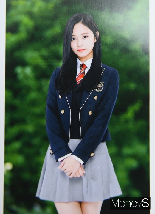 [머니S포토] 트와이스 쯔위, 졸업 사진 속 빈틈없는 미모