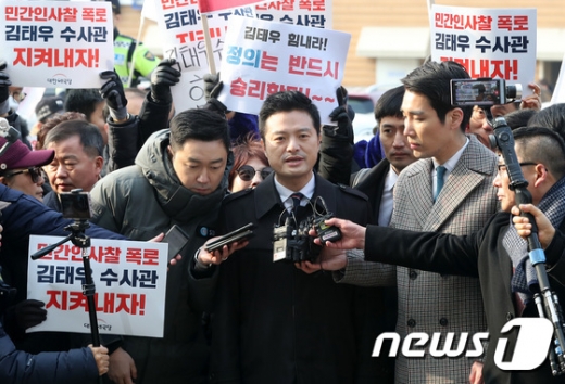전 청와대 특별감찰반원 김태우 수사관이 12일 오전 경기도 수원시 영통구 수원지방검찰청에 출석했다. /사진=뉴스1 조태형 기자