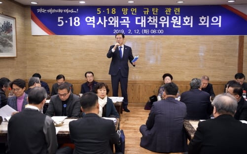 이용섭 광주광역시장이 12일 서구 치평동 한 식당에서 열린 '5·18 망언 규탄 관련 '5·18 역사왜곡 대책위원회 회의'에서 5·18 관련 단체, 종교계, 시민사회단체 등 참석자들과 향후 대책을 논의하고 있다./사진제공=광주광역시