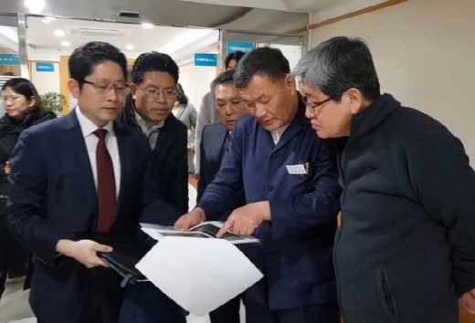 오규석 기장군수(오른쪽 두번째) 등이 김종원 부산도시공사 사장(오른쪽 첫번째)을 만나 일광신도시 우회도로 개설을 촉구했다./사진제공=김동기 기자