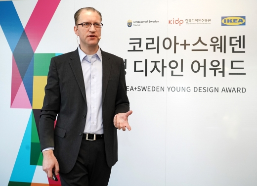 12일 서울 성북동 주한스웨덴대사관저에서 열린 ‘코리아+스웨덴 영 디자인 어워드’ 간담회에서 프레드리크 요한손 이케아 코리아 부대표가 ‘코리아+스웨덴 영 디자인 어워드’에 대해 설명하고 있다.