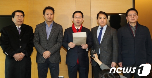 자유한국당 당권 도전에 나선 안상수(왼쪽부터), 오세훈, 주호영, 심재철, 정우택이 10일 오전 서울 여의도 메리어트 호텔에서 회동을 갖고 전당대회가 연기되지 않을 경우 후보 등록에 나서지 않겠다고 밝혔다./사진=뉴스1 임세영 기자