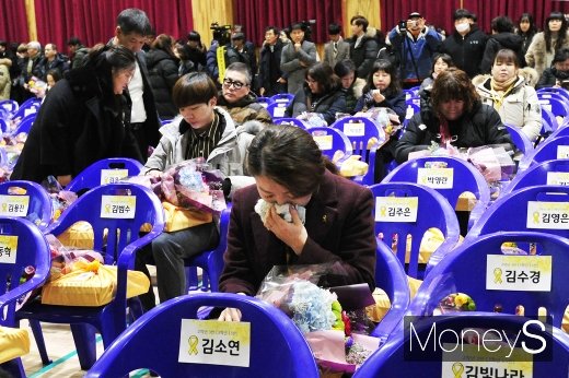 단원고 학생들이 명예졸업식에서 눈물을 흘리고 있다./사진=임한별 기자