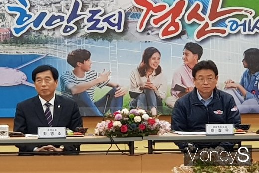이철우(사진 오른쪽) 경북도지사는 12일 경산시(시장 최영조, 사진 왼쪽)를 방문해 기관·단체장 간담회를 개최했다. /사진=강수환 기자.