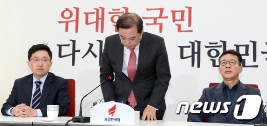 김병준 자유한국당 비상대책위원장이 12일 서울 여의도 국회 당 대표실에서 열린 김진태, 김순례, 이종명 의원의 5.18 공청회 발언과 관련 기자회견에서 사과인사를 하고 있다. /사진=뉴스1