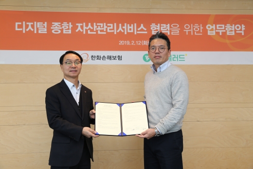  한화손해보험 김태열 고객시장혁신실장(사진 오른쪽)과 ㈜레이니스트 최재웅 CRO(수익부문 최고책임자)가 12일 한화손해보험 사옥에서 ‘디지털 자산관리 서비스 협력을 위한 MOU를 체결하고 기념사진 촬영을 하고 있다./사진=한화손해보험 제공