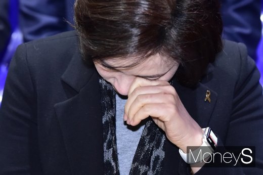 [머니S포토] 흐르는 눈물 닦는 유은혜