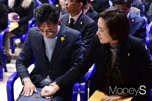 [머니S포토] 4.16 참사 학생 졸업식, 손 붙잡는 유은혜