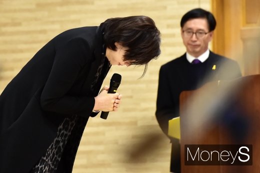 [머니S포토] 고개 숙인 유은혜