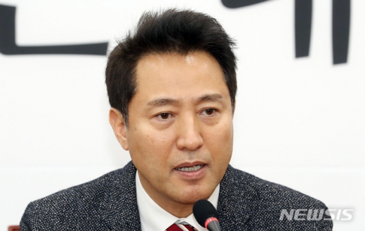 12일 서울 여의도 국회에서 자유한국당 대표에 출마한 오세훈 전 서울시장이 기자회견을 갖고 보이콧을 철회하고 당 대표에 출마한다고 밝히고 있다. /사진=뉴시스