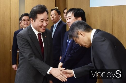 [머니S포토] 중견기업연합회 방문한 이낙연 총리