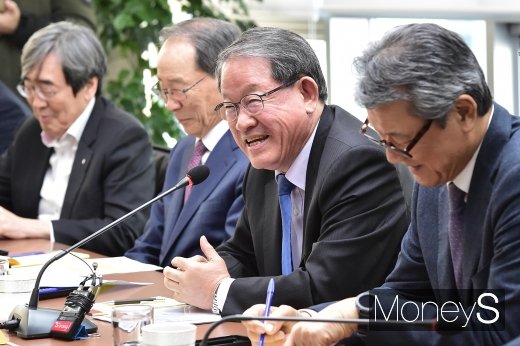[머니S포토] 미소 머금은 강호갑 중견기업협회장