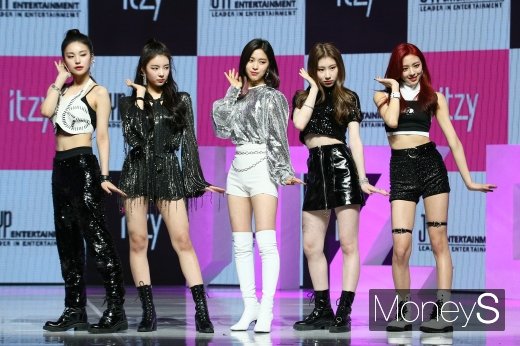 [머니S포토] 있지(ITZY) , 엣지 있는 손짓