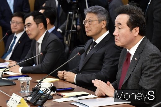 [머니S포토] 발언 경청하는 이낙연 총리